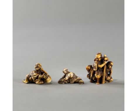Drei fein geschnitzte Netsuke aus ElfenbeinJAPAN, signiert Tomoyuki/Tomochika, Meiji-PeriodeL. 3,6-4,6 cmEhemals aus einer al