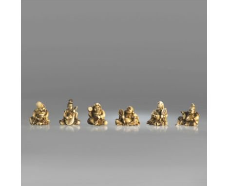 Gruppe von sechs Glücksgöttern aus Elfenbein als Netsuke geschnitztJAPAN, eines sign., Meiji-PeriodeH. 4,2-4,8 cmEhemals aus 