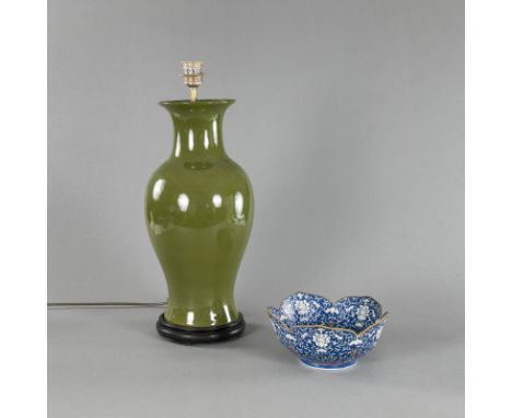 Blütenförmige Schale und grüne als Lampe montierte BalustervaseCHINA, die Schale mit Qianlong-Marke, 19./20. Jh.D. 24,5/ H.47