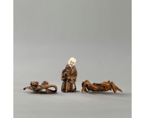 Drei Netsuke aus Holz teils mit Elfenbein: Blinder, Blatt und KrabbeJAPAN, das Blatt sign.: Chikurin, Meiji-PeriodeL. 6,2-7,2