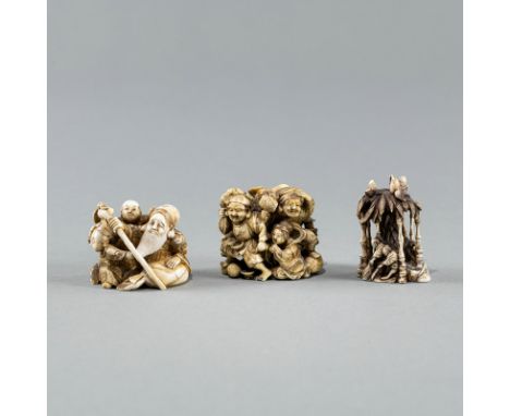 Zwei Netsuke aus Elfenbein mit Darstellung des Jurojjin und Glücksgöttern und ein Okimono aus Elfenbein mit Männern im Bambus