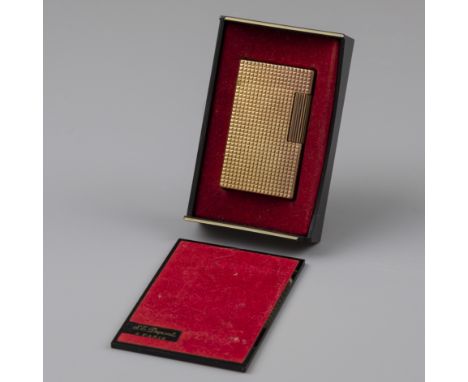S.T. Dupont gas lighter Model enriched with gold plating and original box. France, Paris, S.T. Dupont, hallmarks: S.T. Dupont