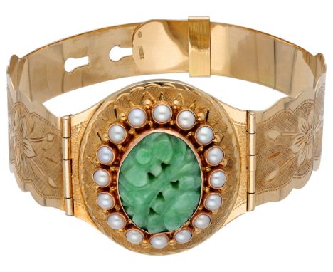 14K yellow gold bangle bracelet set with carved jade and cultivated pearls Set with carved jade (approx. 19.28 x 14.64 mm) an