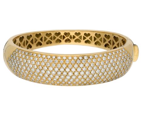 18K yellow gold bangle bracelet set with approx. 3.73 ct. diamond Set with 241 brilliant-cut diamonds of approx. 3.73 ct. (VS