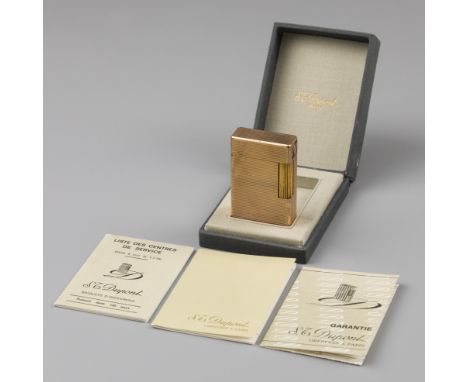 S.T. Dupont gas lighter Model enriched with gold plating and original box. France, Paris, S.T. Dupont, hallmarks: S.T. Dupont
