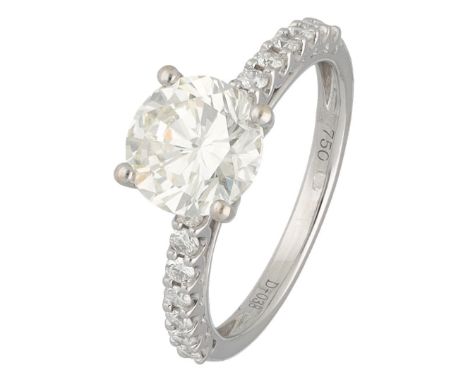18K white gold ring set with approx. 2.28 ct. diamond. HRD certified Set with a brilliant cut diamond of 2.00 ct. (VVS2 / K) 