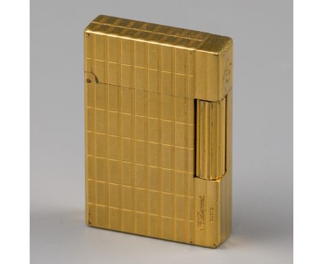 S.T. Dupont gas lighter Model enriched with gold plating. France, Paris, S.T. Dupont, hallmarks: S.T. Dupont, Paris - good co
