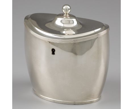 Empire tea caddy, Jacobus Carrenhof, Amsterdam 1804, silver. Beautiful Empire model tea caddy with hinged lid on which a sphe
