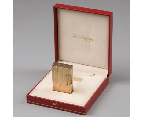 S.T. Dupont gas lighter Model enriched with gold plating and original box. France, Paris, S.T. Dupont, hallmarks: S.T. Dupont