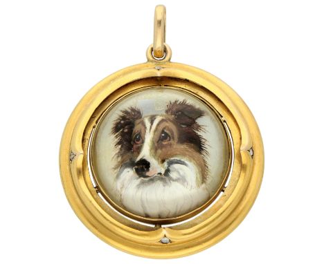 18K yellow gold 'reversed intaglio' pendant of a dog set in rock crystal Reverse intaglio of a coloured dog set on a mother-o