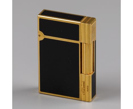 S.T. Dupont gas lighter "Laque-de-Chine" Model Line 2 Gatsby, black Chinese lacquer (or Laque-de-Chine) with gold gilding. Fr