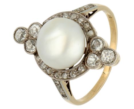 14K bicolour gold ring set with diamonds and a cultivated button pearl Set with 22 rose cut diamonds (Ø approx. 1 - 1.22 mm),