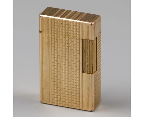 S.T. Dupont gas lighter Model enriched with gold plating. France, Paris, S.T. Dupont, hallmarks: S.T. Dupont, Paris - good co