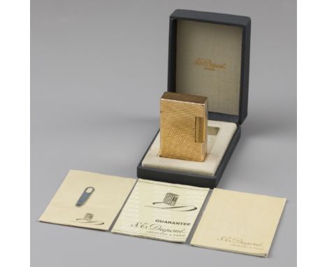 S.T. Dupont gas lighter Model enriched with gold plating and original box. France, Paris, S.T. Dupont, hallmarks: S.T. Dupont