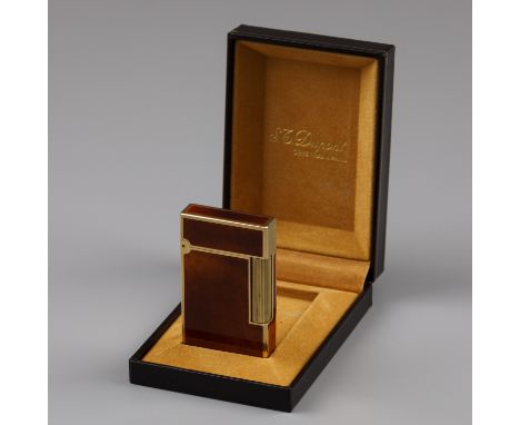 S.T. Dupont lighter gold plated / Laque-de-Chine. A very nice gas lighter with gold plating and Laque-de-Chine. Comes with or