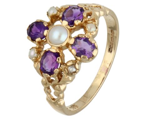 Franklin Mint 14K yellow gold ring set with approx. 1.08 ct. amethyst and cultured pearls Set with four synthetic oval facete