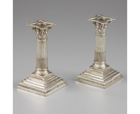Candlesticks (2), William Hutton &amp; Sons, Sheffield 1913, silver. Beautiful set of 2 candlesticks with so-called Corinthia
