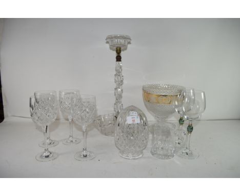 MIXED LOT: VARIOUS DRINKING GLASSES, CLEAR GLASS CENTREPIECE AND A HEAVY CUT LEAD CRYSTAL PEDESTAL BOWL