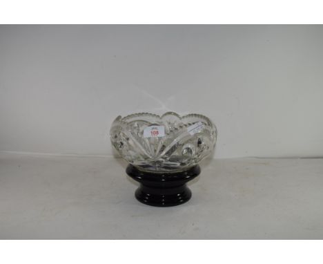 LARGE CRYSTAL GLASS BOWL WITH FLEUR DE LYS DESIGN AND ACCOMPANYING STAND