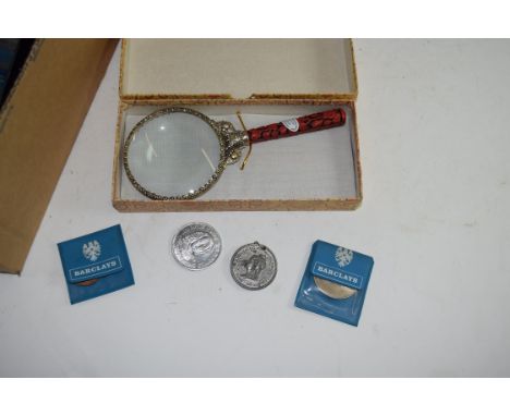 LARGE BOX CONTAINING VARIOUS BRITISH COMMEMORATIVE CROWNS, BRITAIN'S FIRST DECIMAL COINS IN ORIGINAL WALLET, PLUS LOOSE COINA