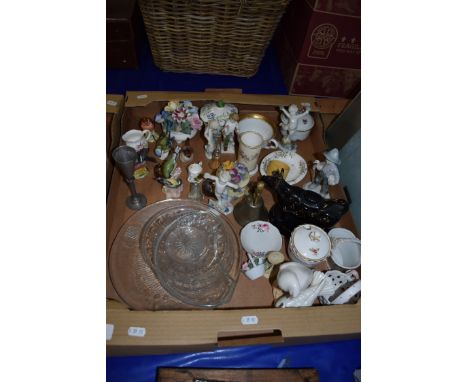 BOX OF VARIOUS MIXED WARES TO INCLUDE BESWICK AND GOEBEL MODEL BIRDS, A JACKFIELD POTTERY COW CREAMER, VARIOUS FLORAL DECORAT