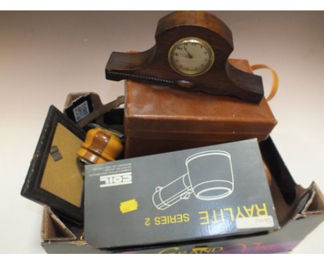 A BOX OF COLLECTABLES TO INCLUDE A SMALL MANTLE CLOCK