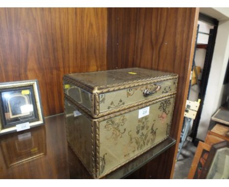 A MODERN LIDDED TRINKET BOX 