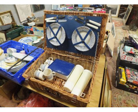 AN OPTIMA PICNIC HAMPER 