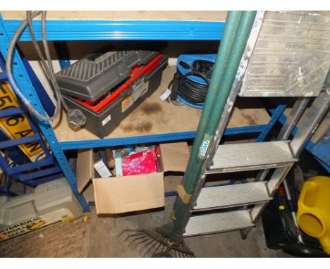 A QUANTITY OF VARIOUS HAND TOOLS AND PARTS TOGETHER WITH AN EXTENSION LEAD STEP LADDERS ETC