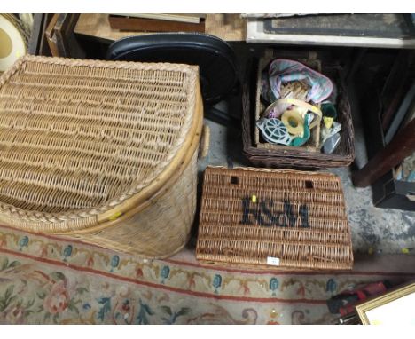 A SELECTION OF WICKERWARE TO INCLUDE AN F&M HAMPER BASKET AND CONTENTS TO INCLUDE GARDEN ITEMS 