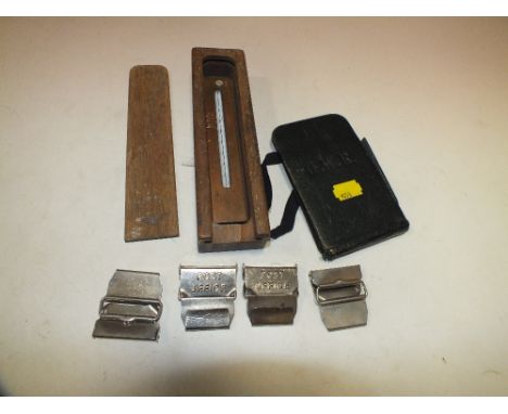 A BAG OF EPHEMERA TO INCLUDE A G.W.R NOTEPAD, POST OFFICE SUSPENDER FASTENERS AND A THERMOMETER 