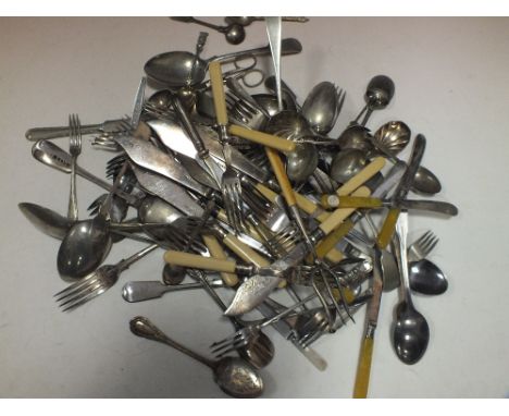 A QUANTITY OF ASSORTED FLATWARE TO INCLUDE SILVER HANDLED EXAMPLE