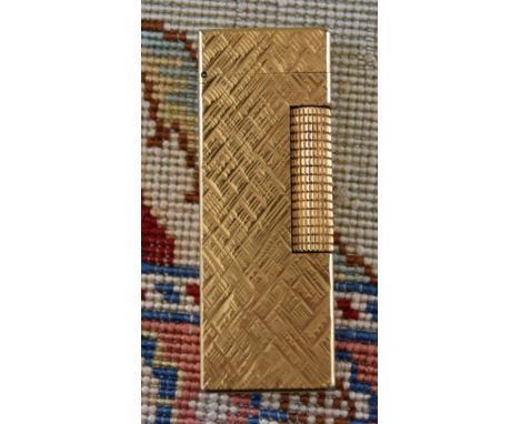 Feuerzeug "Alfred Dunhill Rollagas Fiorentine", vergoldet. 6,5 x 2 x 1 cm. Funktion nicht getestet.