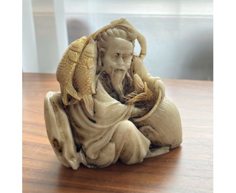 Netsuke eines Fischers, Goldstaffage, China.Bärtiger Mann mit Fischen über der Schulter, Fische goldstaffiert.Kunststein.Höhe