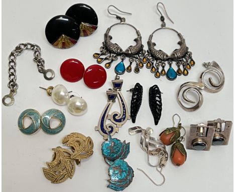 A mixed lot of costume jewellery comprising mainly earrings, some marked 925/Sterling silver, and a chain (some items missing