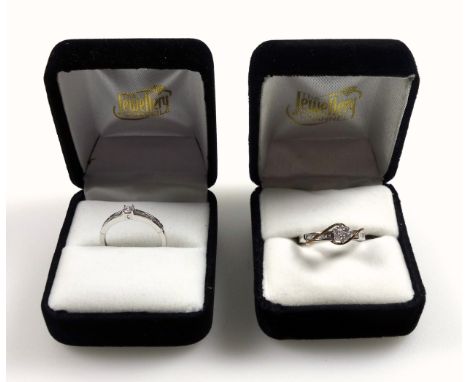 9ct white gold ring set diamonds, size O½, stamped 9K &amp; 375, 1.6 grams; 9ct white and yellow gold cluster ring set diamon
