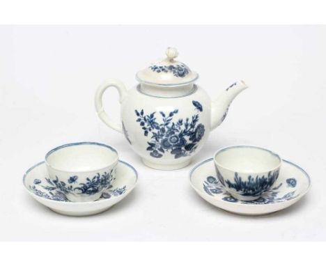 A WORCESTER PORCELAIN THREE FLOWERS PATTERN TEAPOT AND COVER, c.1770, of globular form printed in underglaze blue, 6 3/4" wid