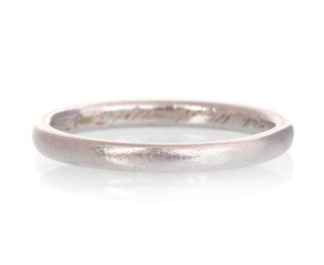 PLATINUM WEDDING BAND, size KQty: 3.2gPersonal inscription to the inner shank.