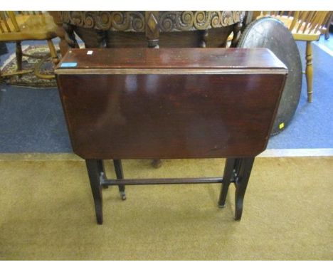 An Edwardian mahogany Sutherland table and a rosewood cased mantle clock 