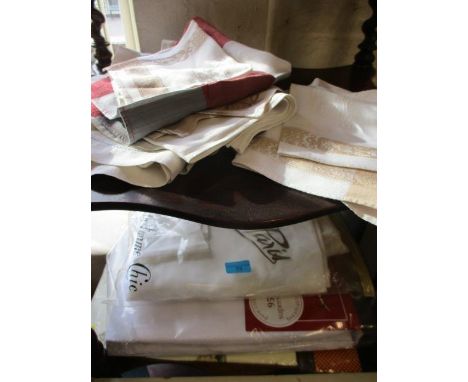 A small selection of vintage linen to include napkins 