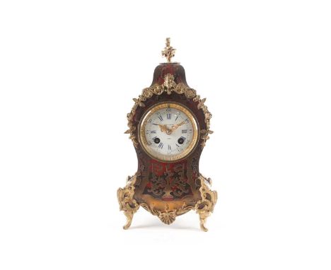 A 19th Century French antique boulle work tortoiseshell effect mantle clock, having intricate brass inlay scrollwork with gil