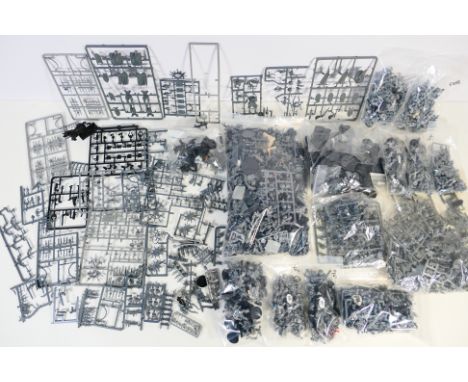 Warhammer - Games Workshop - Citadel - A large quantity of loose plastic parts and sprues which appear Warhammer 40K Chaos Sp