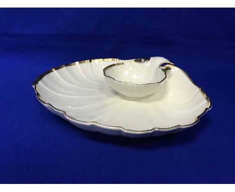 ROYAL WORCESTER SHELL PATTERNED BUTTER DISH, ROYAL WORCESTER ROBIN FIGURE AND A GILT RIMMED SERVING DISH