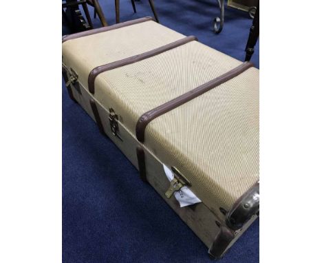 TRAVEL TRUNK