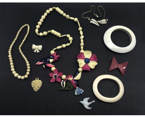 SMALL COLLECTION OF VINTAGE PLASTIC &amp; OTHER COSTUME JEWELLERY