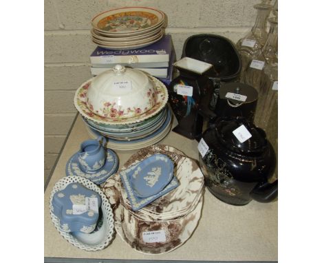 A Holkham Pottery planter decorated with strawberries and leaves, various dinnerware, collectors' plates and other ceramics.
