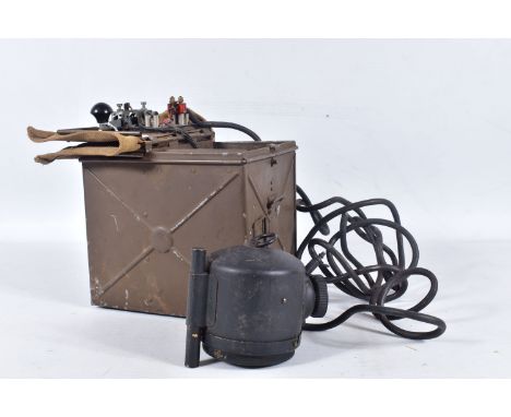 WWII OR POSSIBLY LATER MORSE CODE SHORT RANGE DAYLIGHT SIGNALLING LAMP SET, this set is the MKII version and comes with a sma