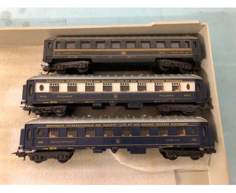 HO scale wagons and Pullman coaches