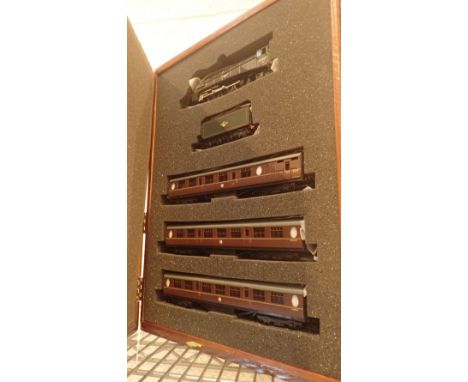 Limited edition The Elizabethan Train by Bachmann all boxed in wooden presentation box with certificate 1/1000 sets 