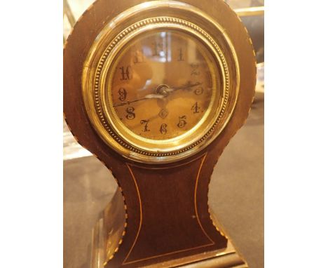 Edwardian balloon clock with inlaid boxwood decoration H: 25 cm CONDITION REPORT: This item is working at lotting.